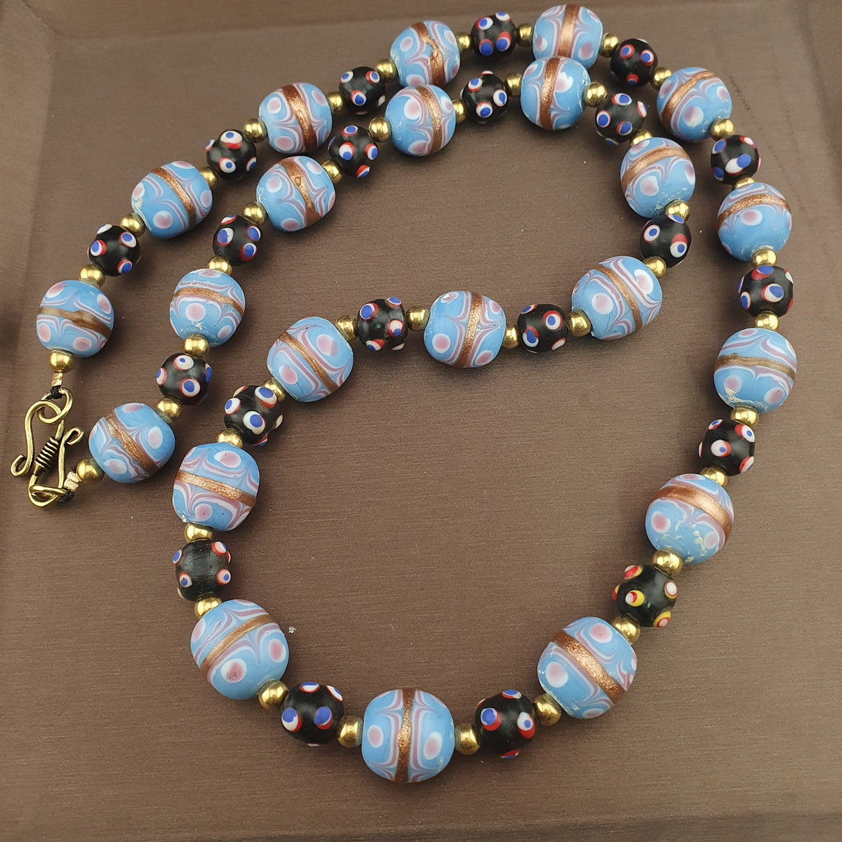 Collier de perles de verre antiques style vénitien gâteau de mariage bleu ciel et yeux de moufette