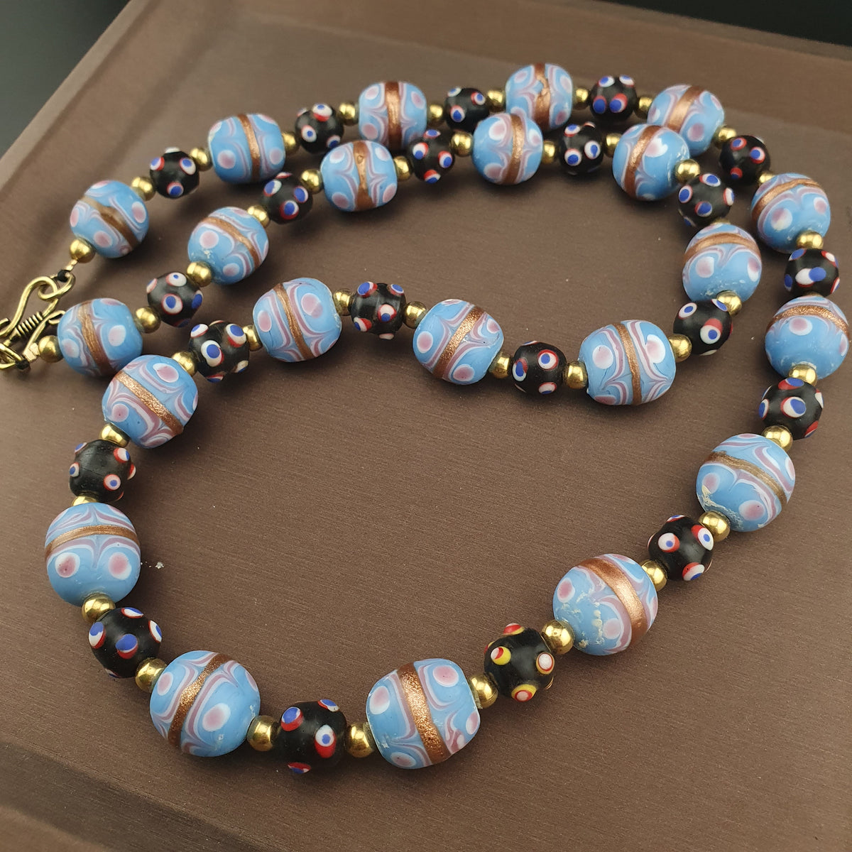 Collier de perles de verre antiques style vénitien gâteau de mariage bleu ciel et yeux de moufette