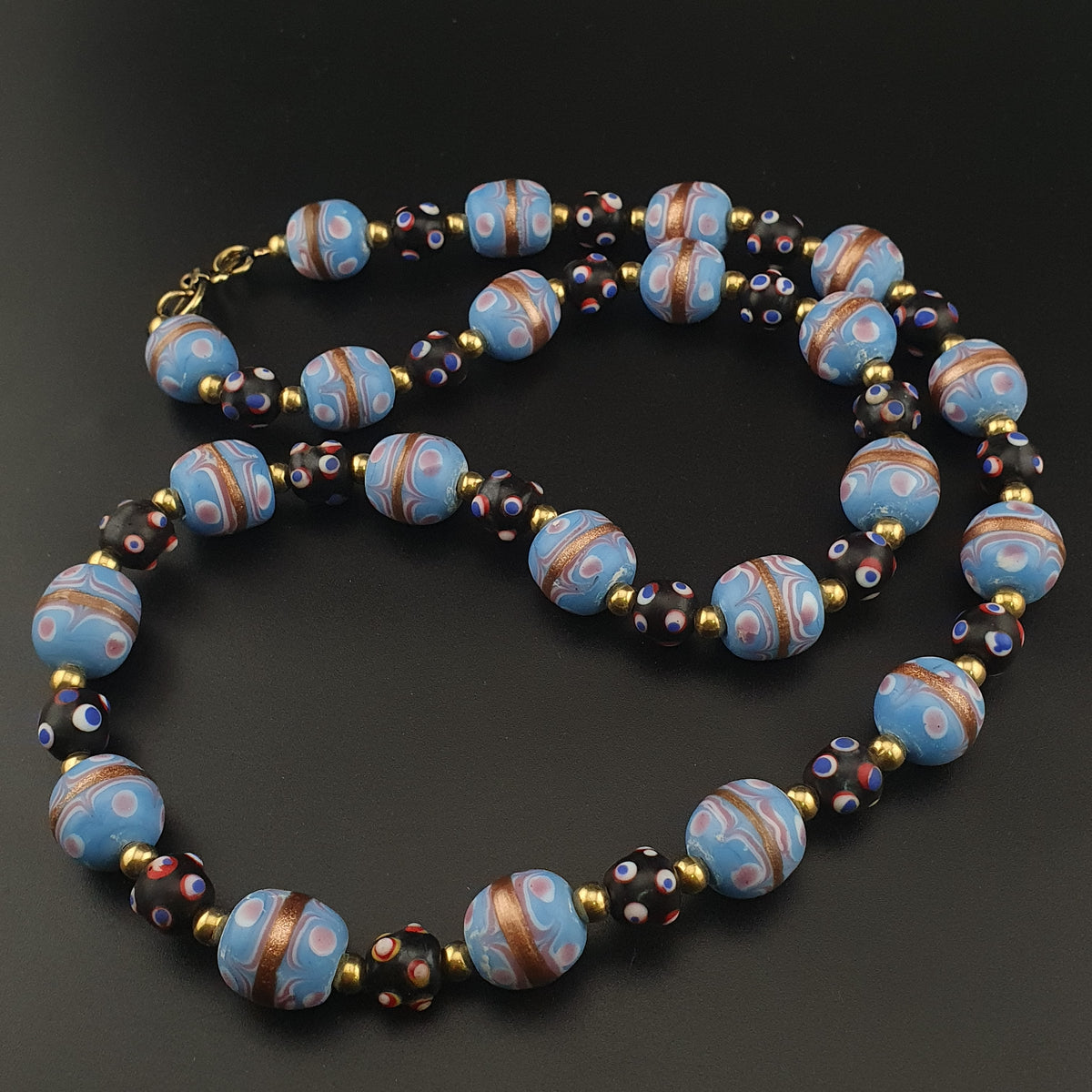 Collier de perles de verre antiques style vénitien gâteau de mariage bleu ciel et yeux de moufette