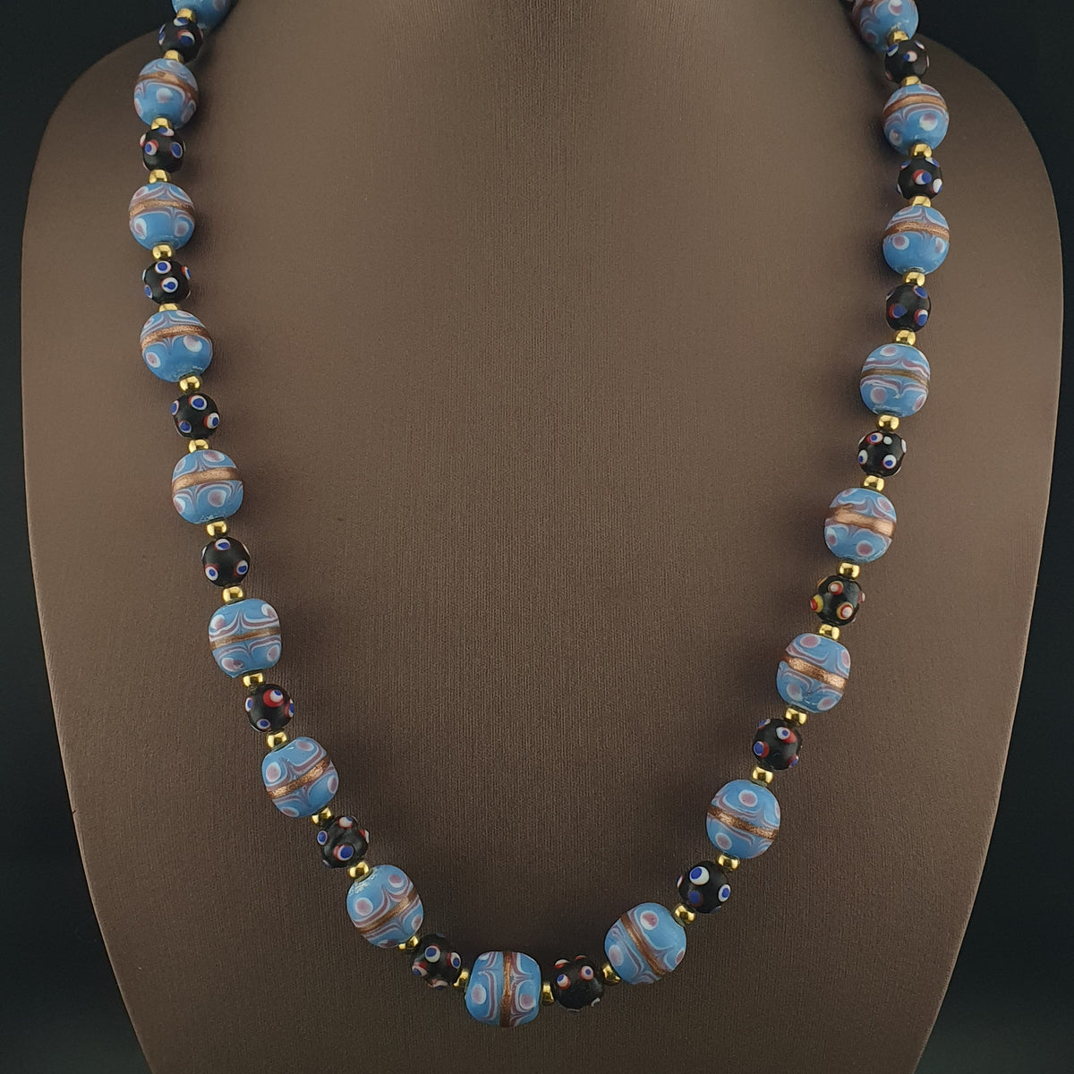 Collier de perles de verre antiques style vénitien gâteau de mariage bleu ciel et yeux de moufette