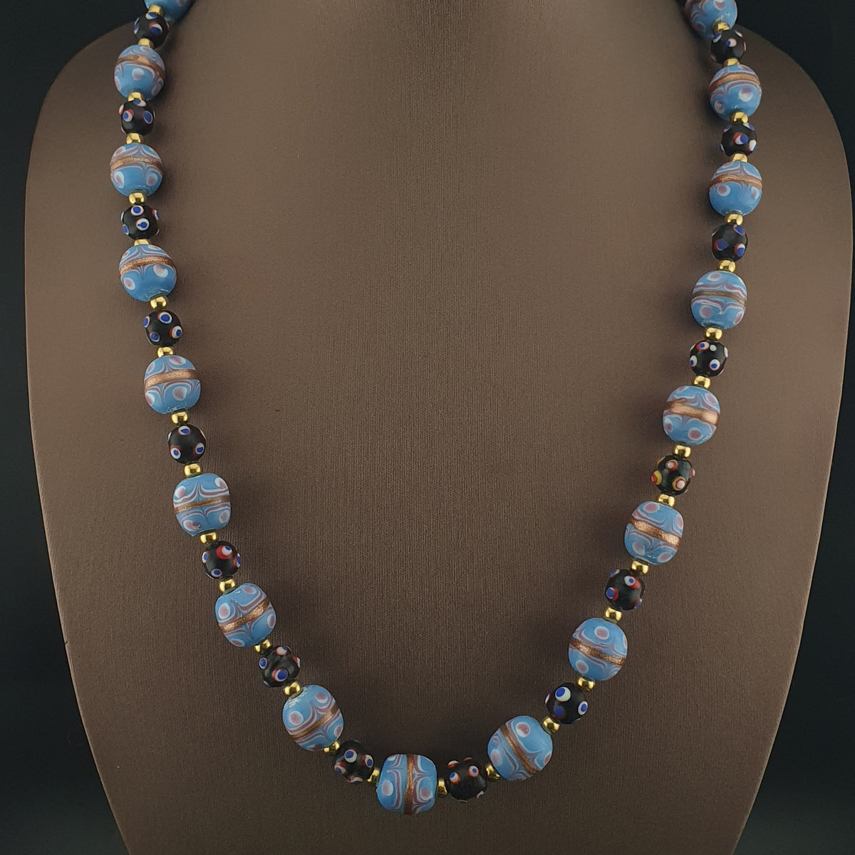 Collier de perles de verre antiques style vénitien gâteau de mariage bleu ciel et yeux de moufette