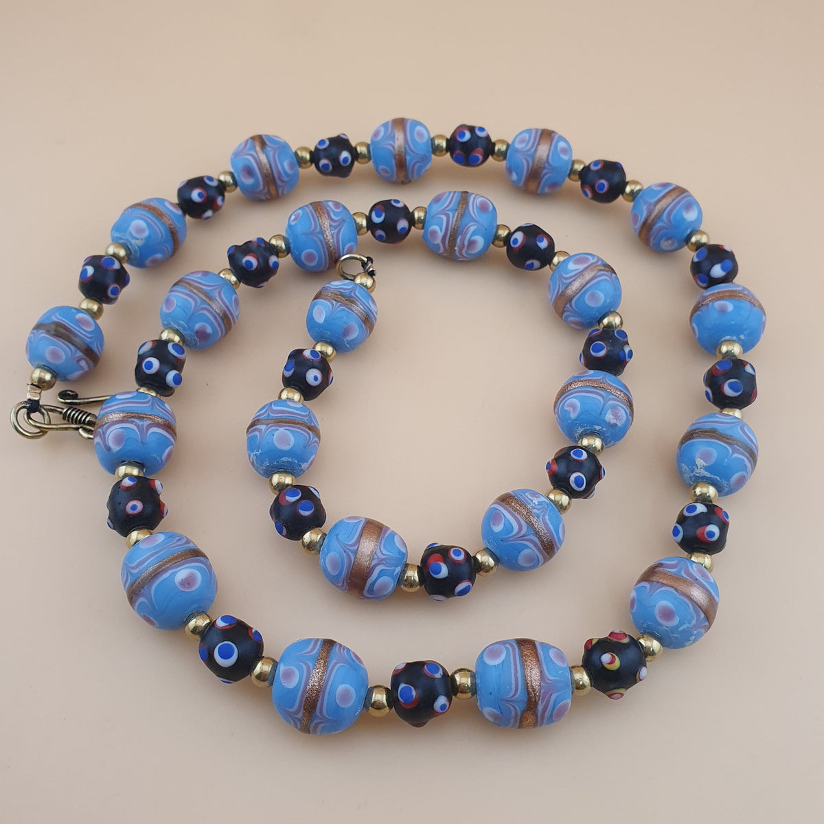 Collier de perles de verre antiques style vénitien gâteau de mariage bleu ciel et yeux de moufette