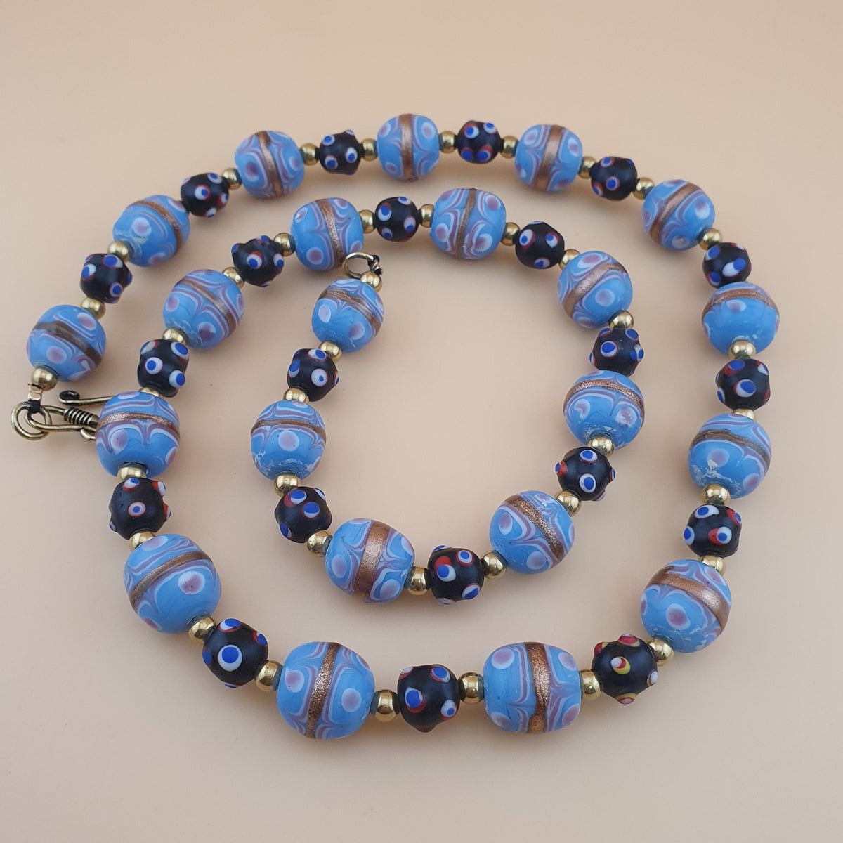 Collier de perles de verre antiques style vénitien gâteau de mariage bleu ciel et yeux de moufette
