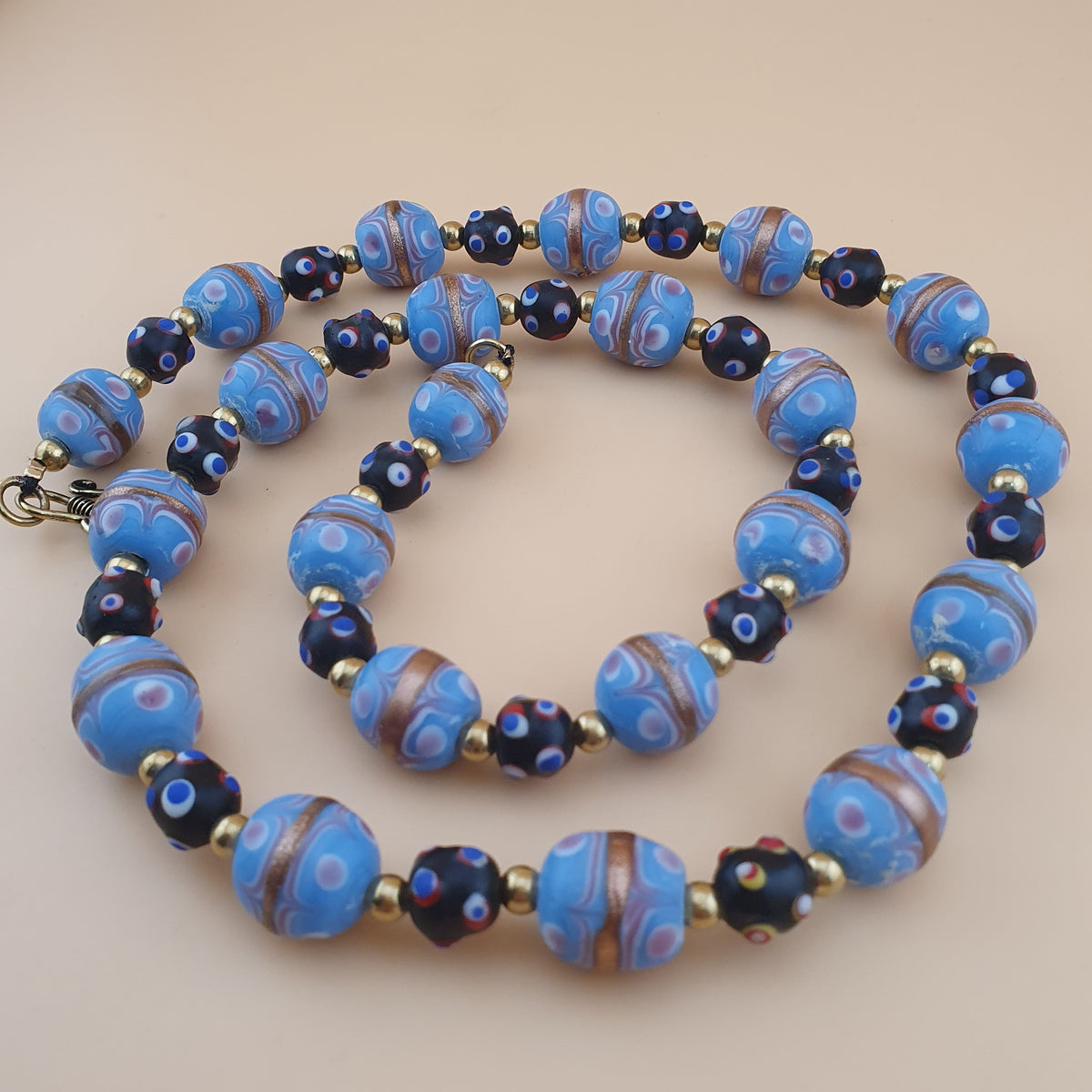 Collier de perles de verre antiques style vénitien gâteau de mariage bleu ciel et yeux de moufette