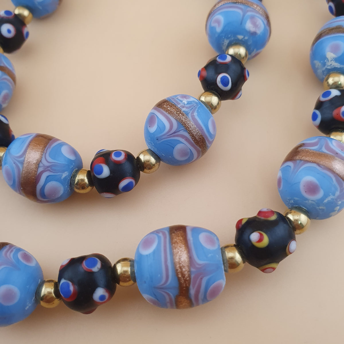 Collier de perles de verre antiques style vénitien gâteau de mariage bleu ciel et yeux de moufette