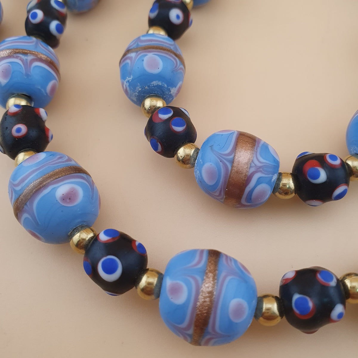 Collier de perles de verre antiques style vénitien gâteau de mariage bleu ciel et yeux de moufette
