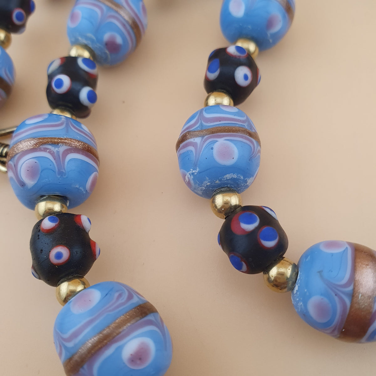 Collier de perles de verre antiques style vénitien gâteau de mariage bleu ciel et yeux de moufette