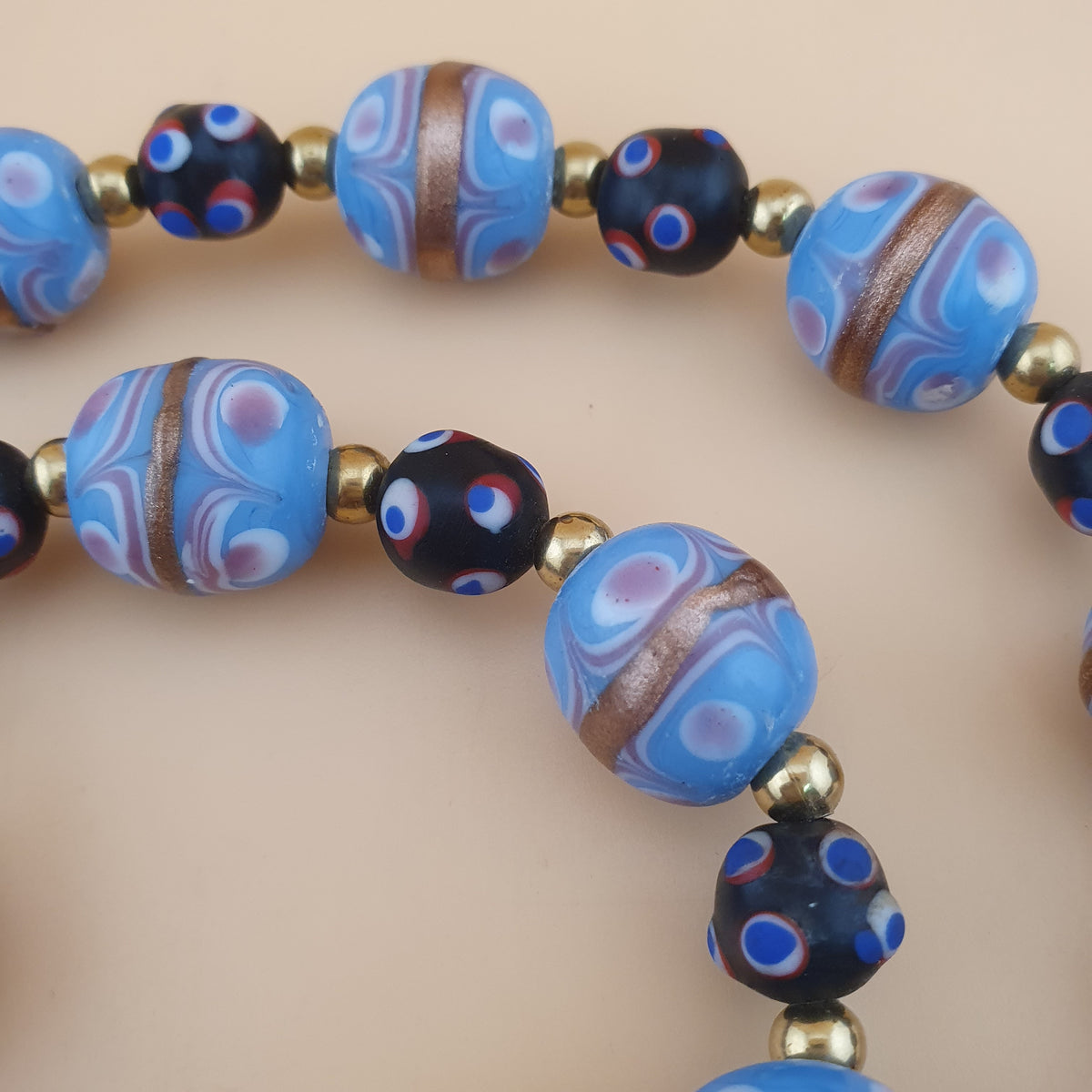 Collier de perles de verre antiques style vénitien gâteau de mariage bleu ciel et yeux de moufette