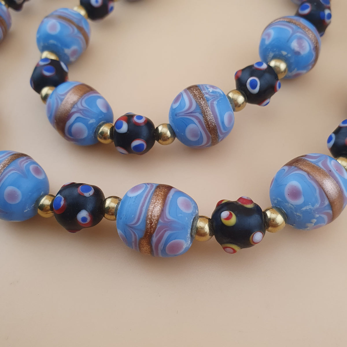 Collier de perles de verre antiques style vénitien gâteau de mariage bleu ciel et yeux de moufette
