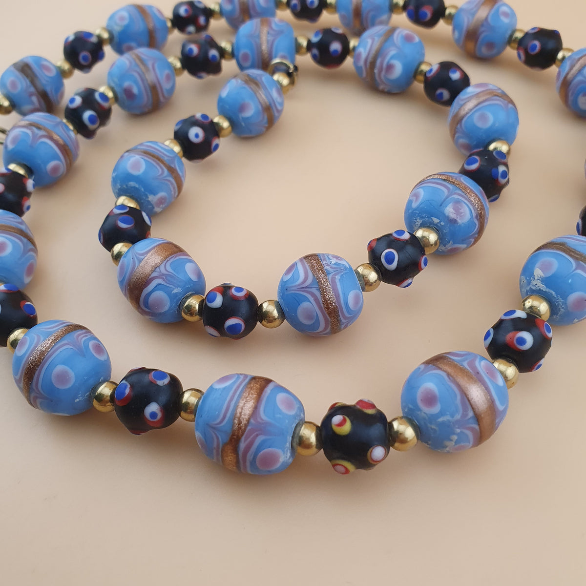 Collier de perles de verre antiques style vénitien gâteau de mariage bleu ciel et yeux de moufette