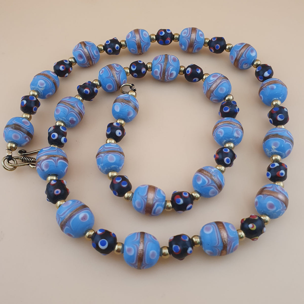 Collier de perles de verre antiques style vénitien gâteau de mariage bleu ciel et yeux de moufette