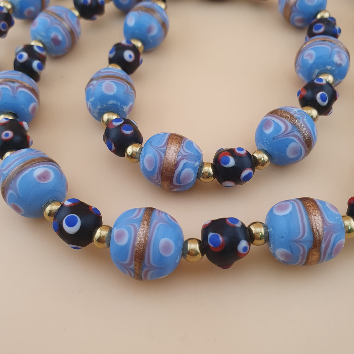 Collier de perles de verre antiques style vénitien gâteau de mariage bleu ciel et yeux de moufette