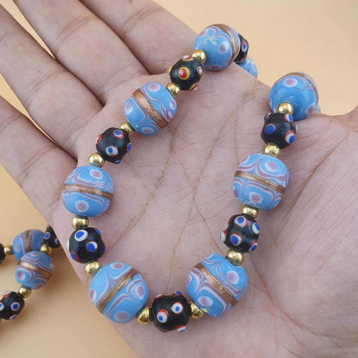 Collier de perles de verre antiques style vénitien gâteau de mariage bleu ciel et yeux de moufette