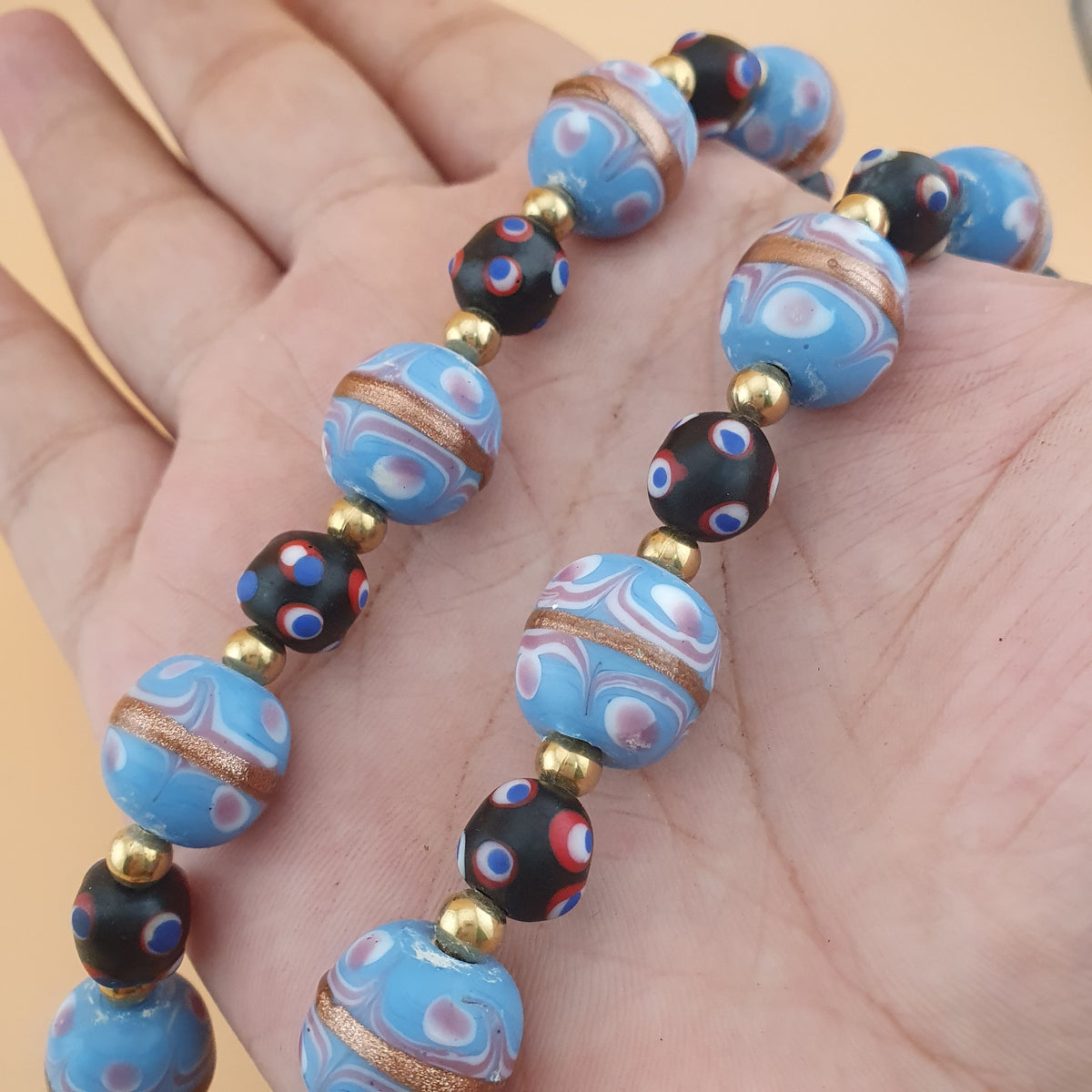 Collier de perles de verre antiques style vénitien gâteau de mariage bleu ciel et yeux de moufette