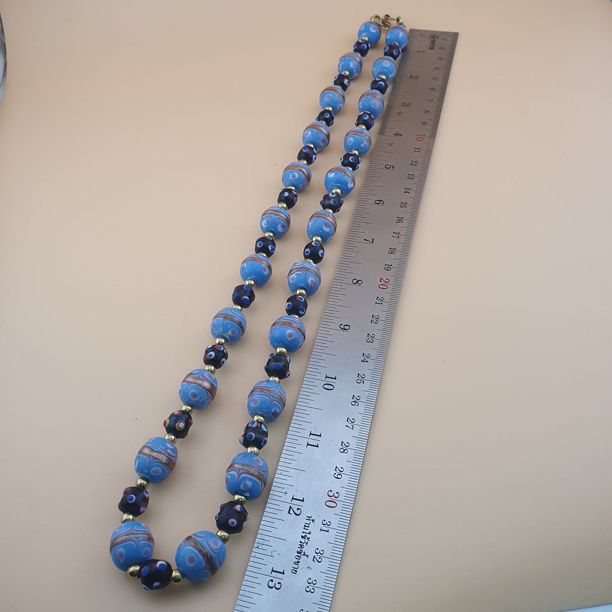 Collier de perles de verre antiques style vénitien gâteau de mariage bleu ciel et yeux de moufette