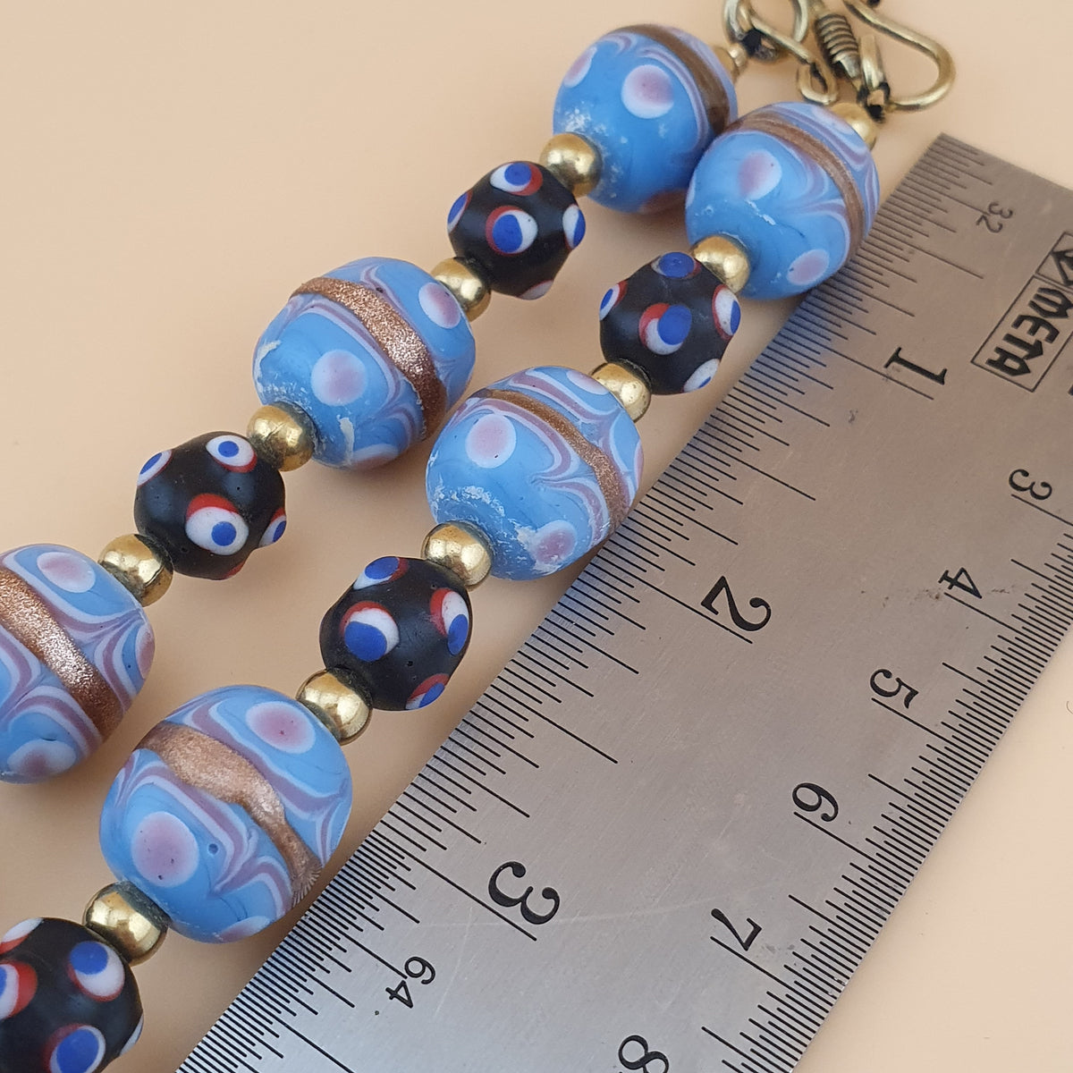Collier de perles de verre antiques style vénitien gâteau de mariage bleu ciel et yeux de moufette