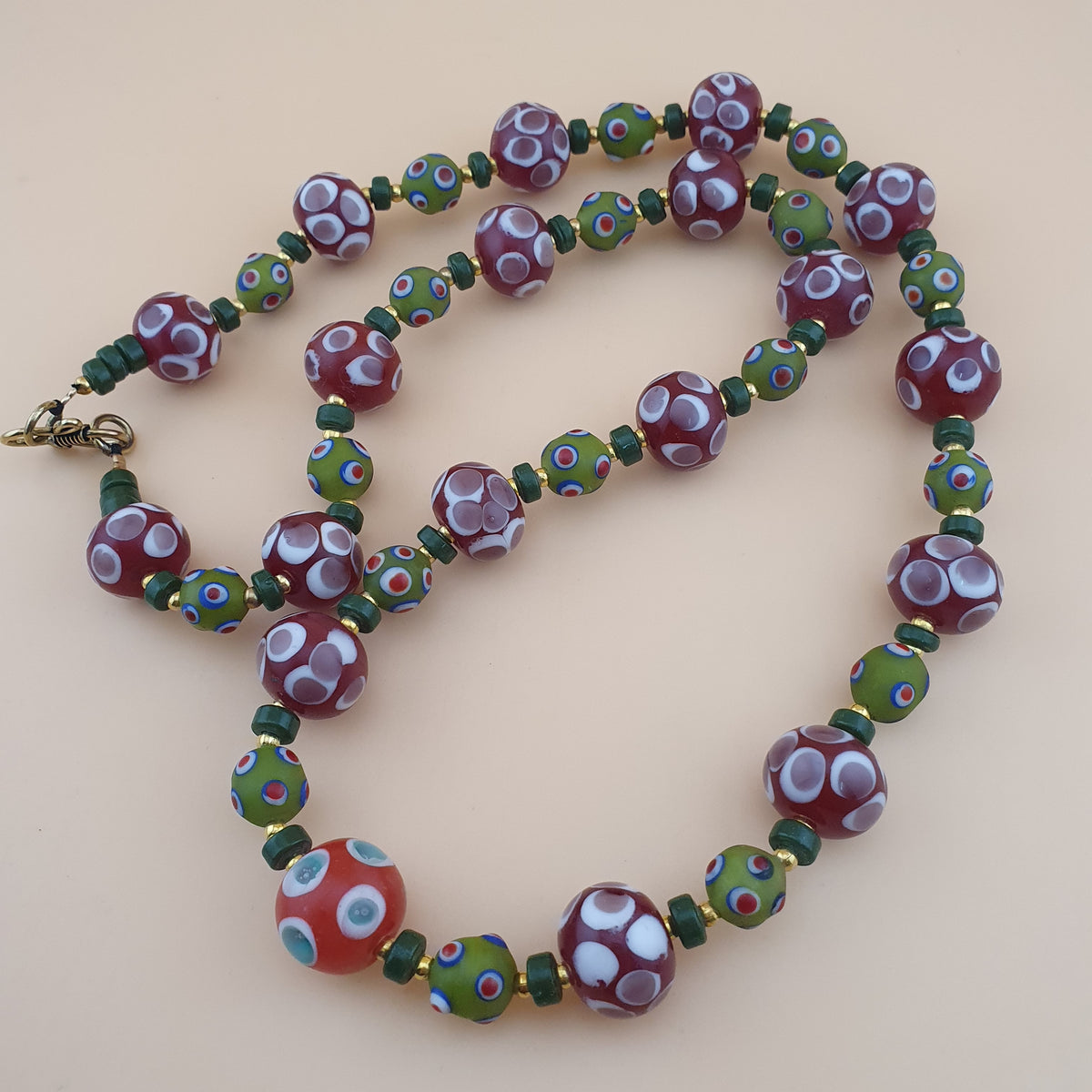 Collier de perles millefiori et « skunk » antiques de style vénitien