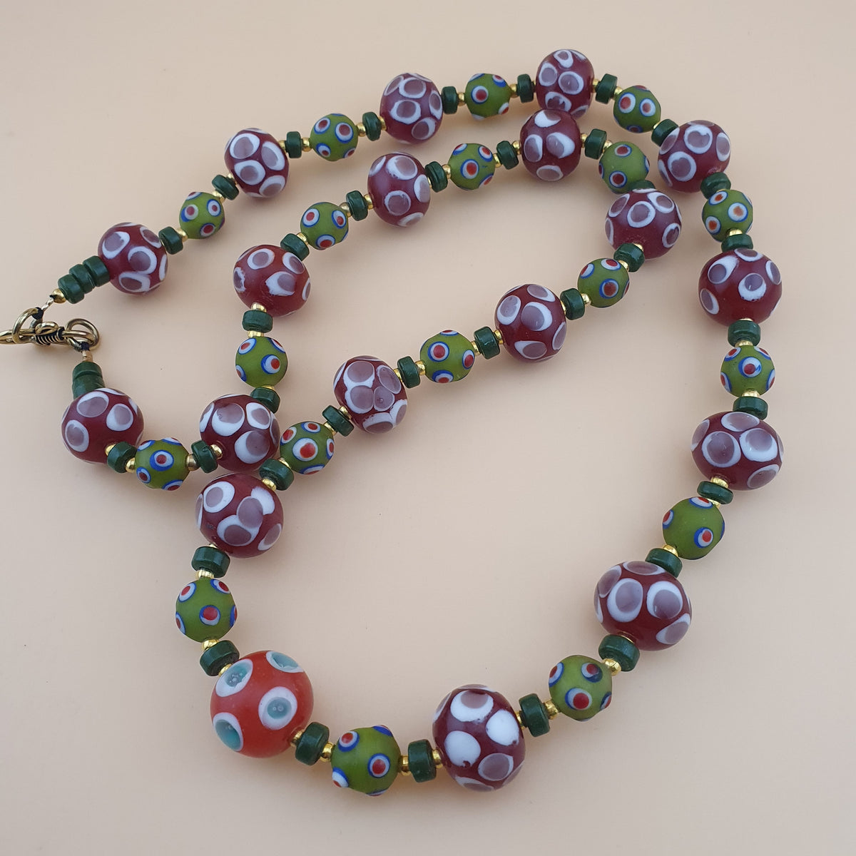 Collier de perles millefiori et « skunk » antiques de style vénitien