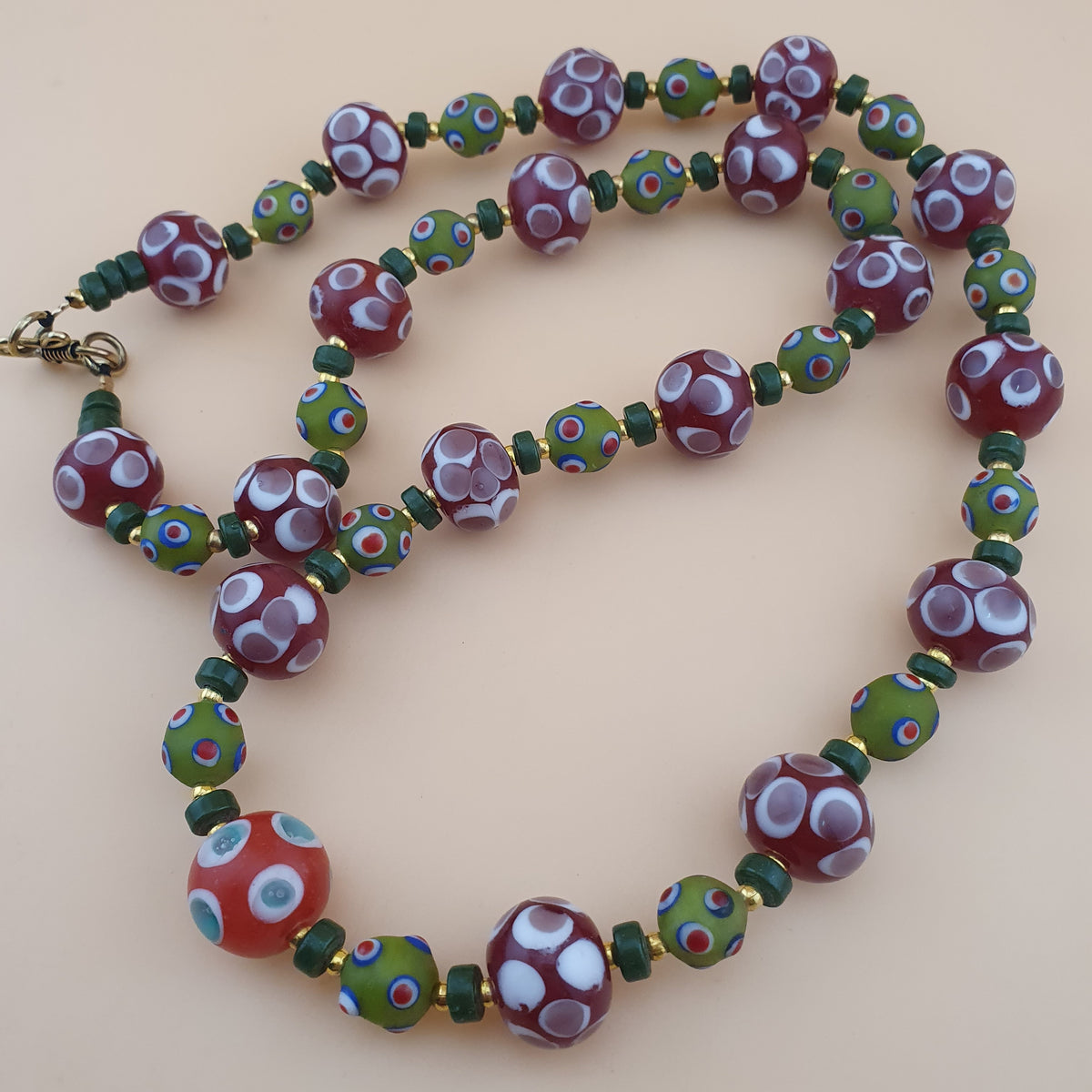 Collier de perles millefiori et « skunk » antiques de style vénitien