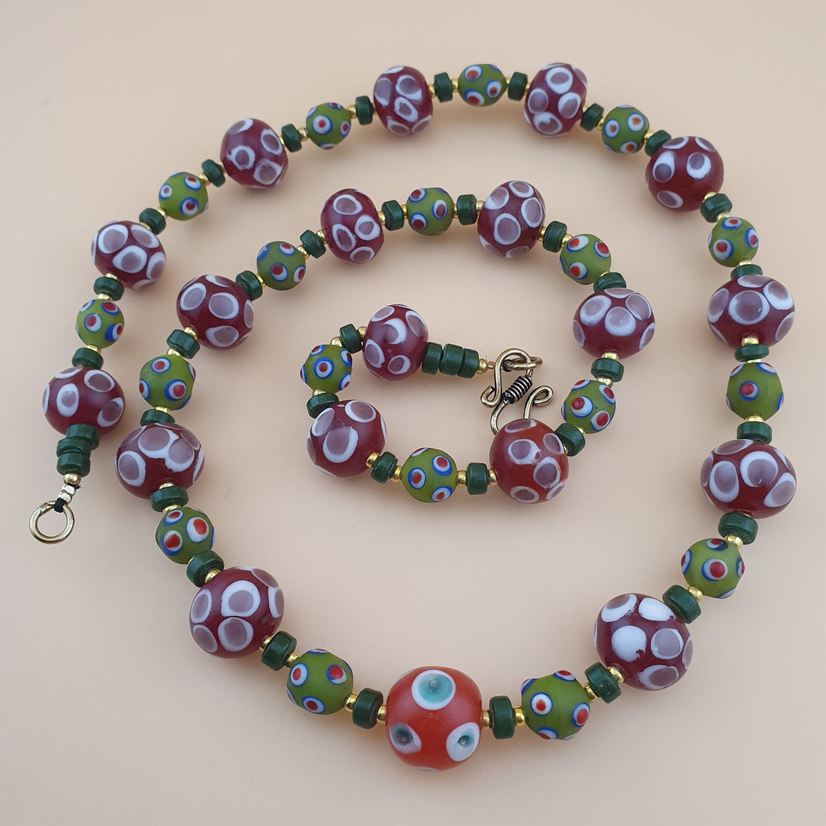 Collier de perles millefiori et « skunk » antiques de style vénitien