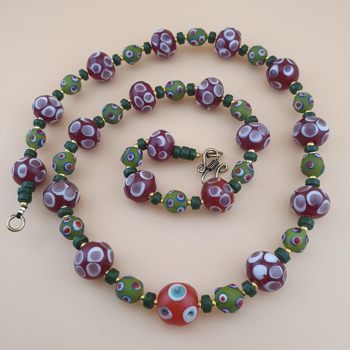 Collier de perles millefiori et « skunk » antiques de style vénitien