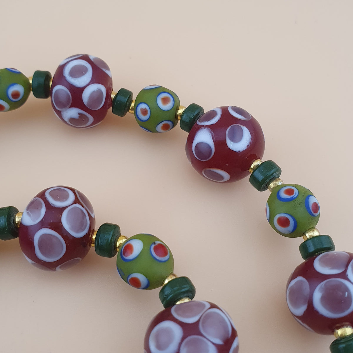 Collier de perles millefiori et « skunk » antiques de style vénitien