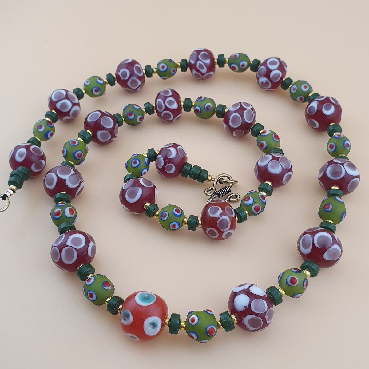 Collier de perles millefiori et « skunk » antiques de style vénitien