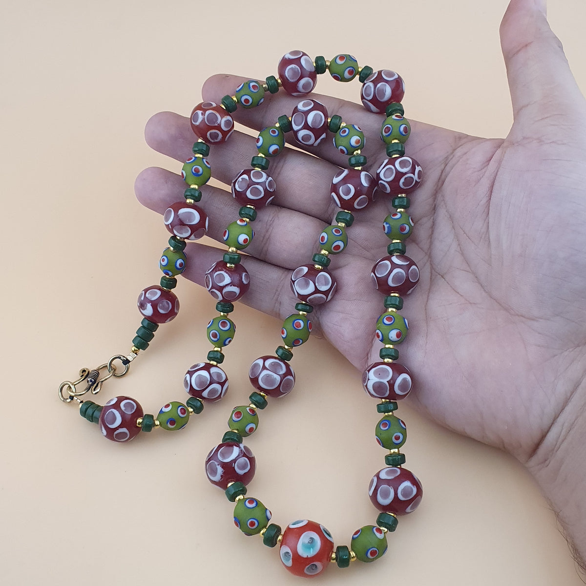 Collier de perles millefiori et « skunk » antiques de style vénitien