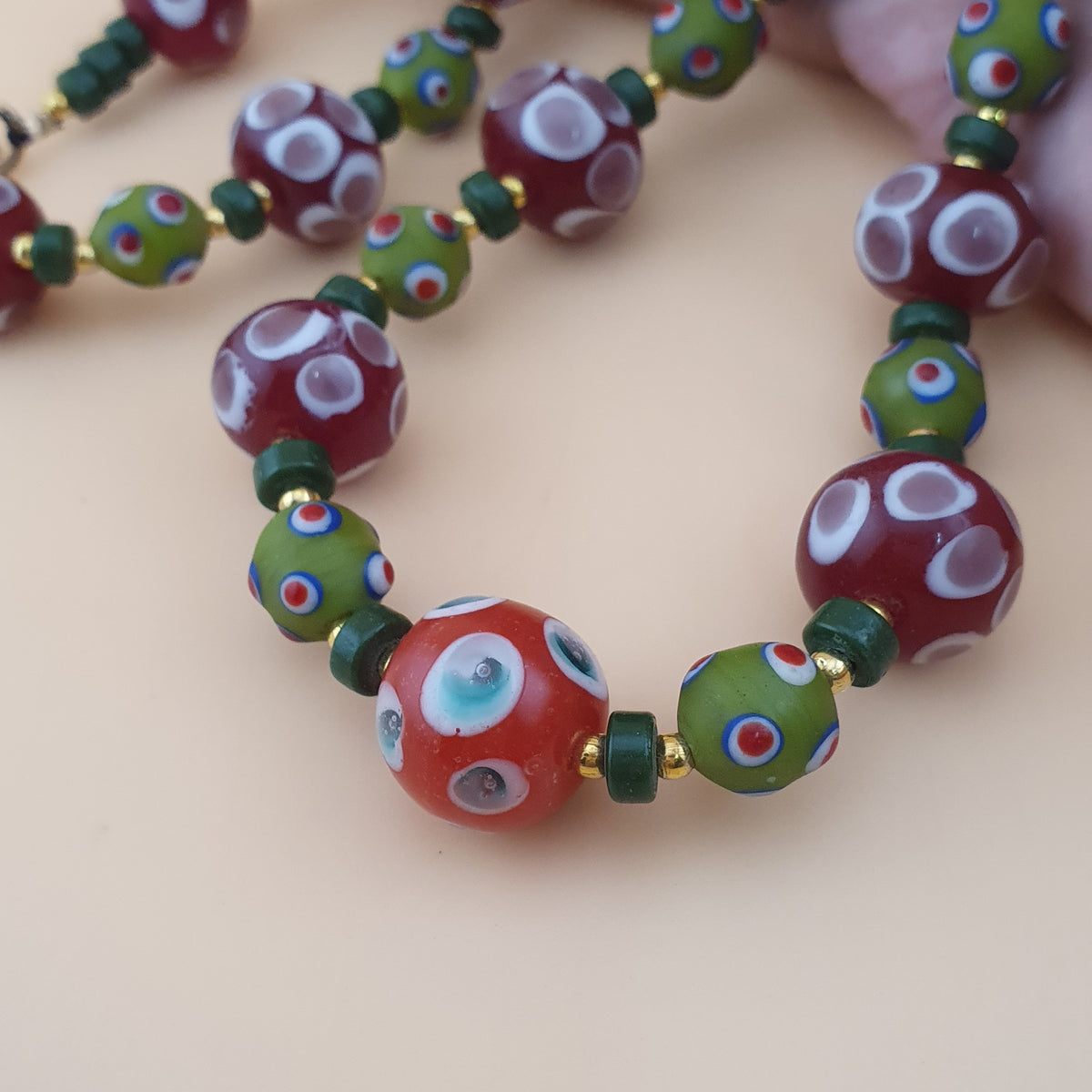 Collier de perles millefiori et « skunk » antiques de style vénitien