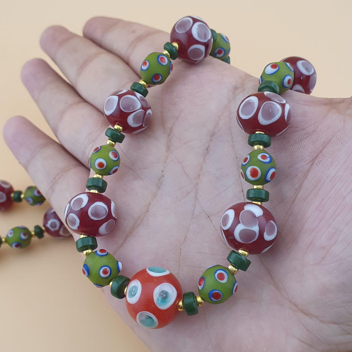 Collier de perles millefiori et « skunk » antiques de style vénitien