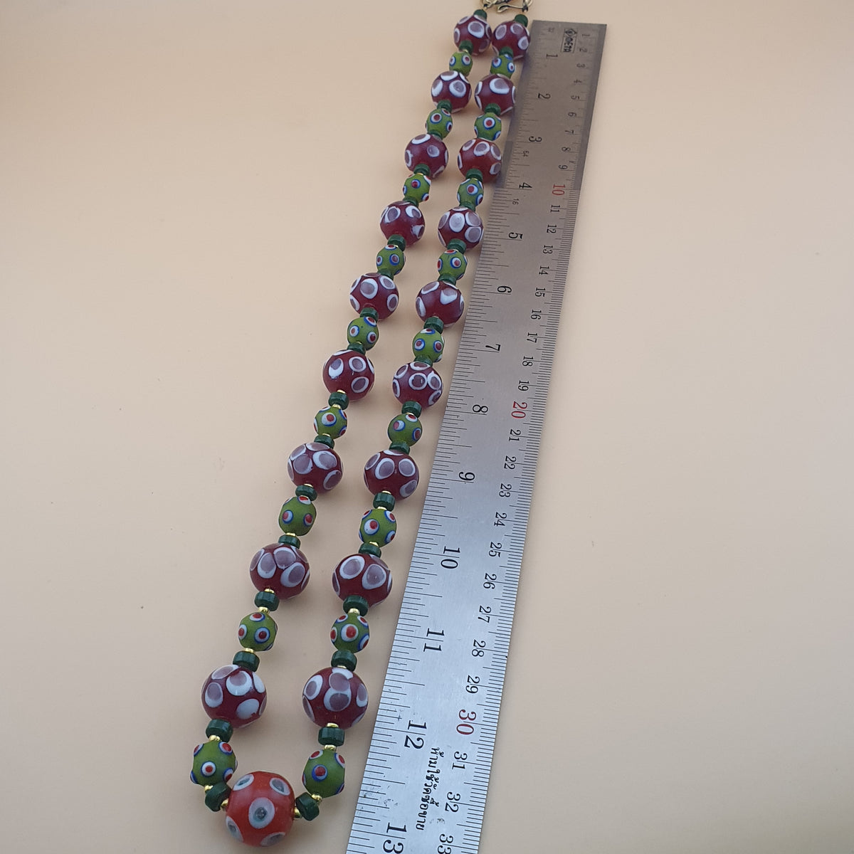 Collier de perles millefiori et « skunk » antiques de style vénitien