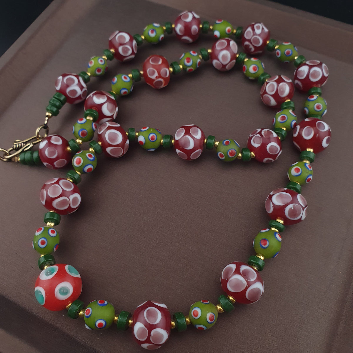 Collier de perles millefiori et « skunk » antiques de style vénitien