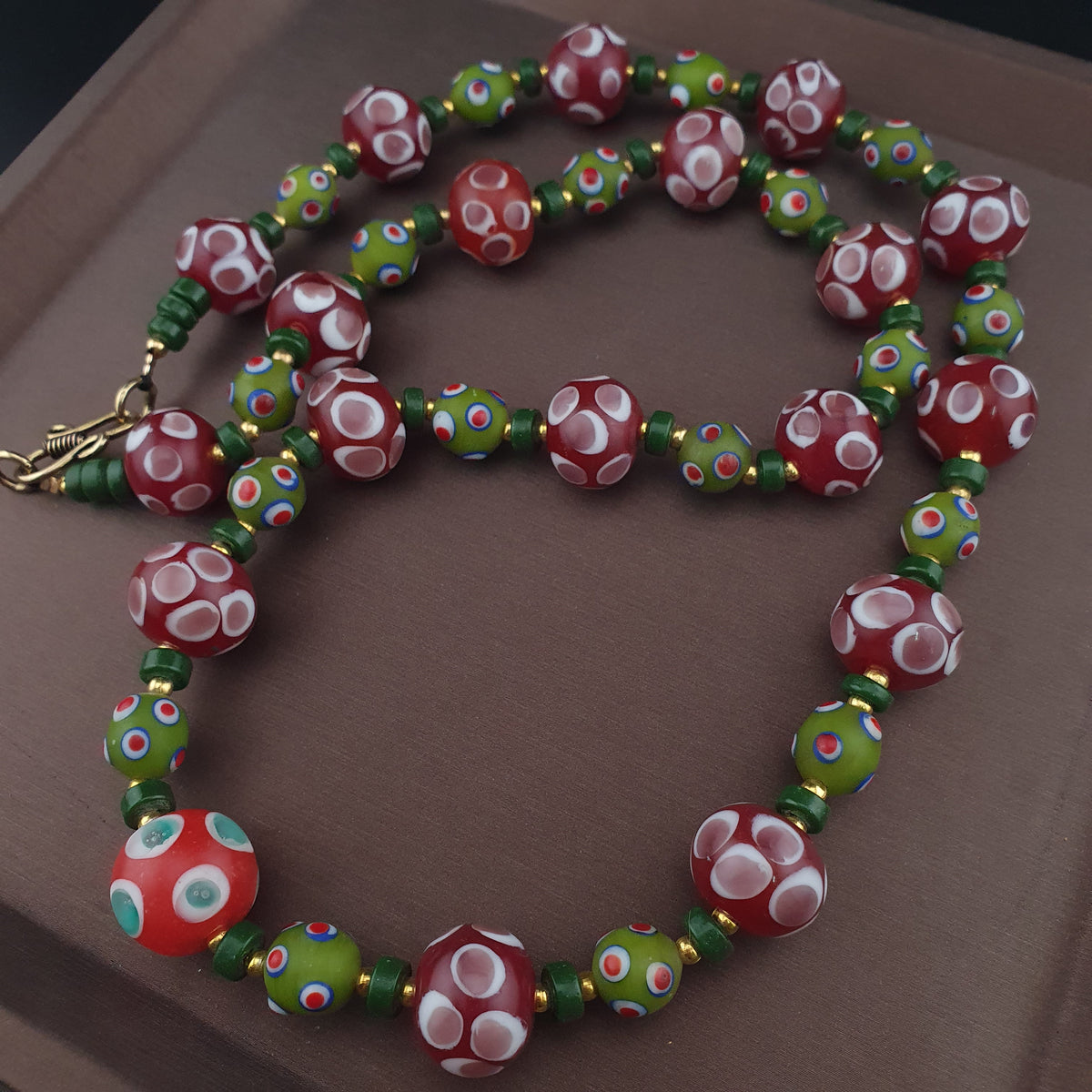 Collier de perles millefiori et « skunk » antiques de style vénitien