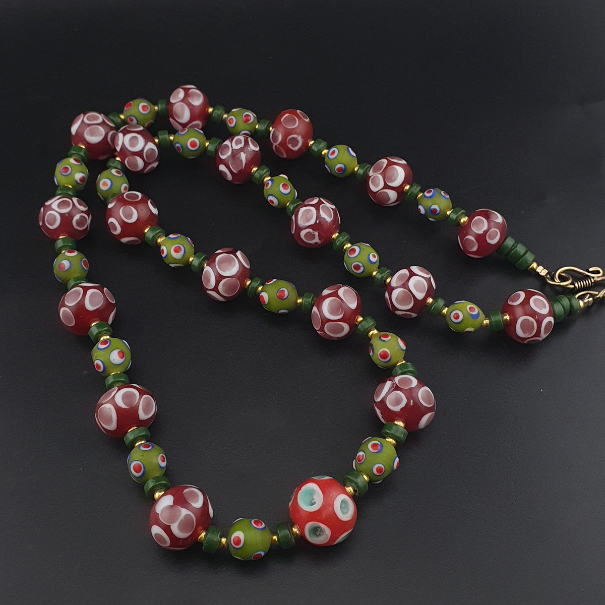 Collier de perles millefiori et « skunk » antiques de style vénitien