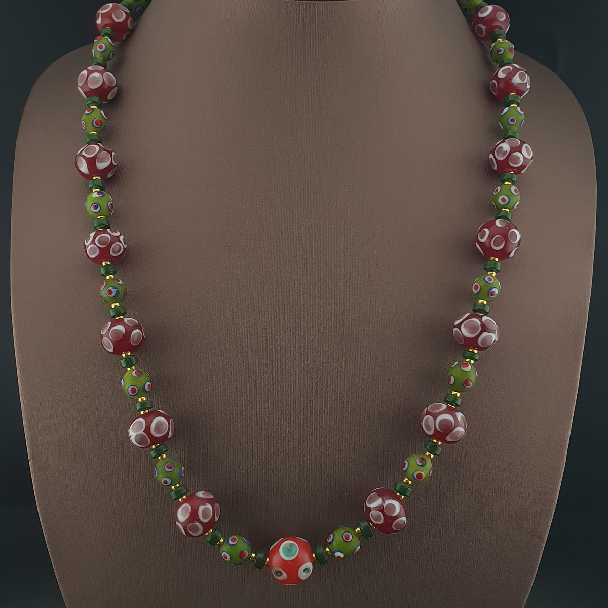 Collier de perles millefiori et « skunk » antiques de style vénitien