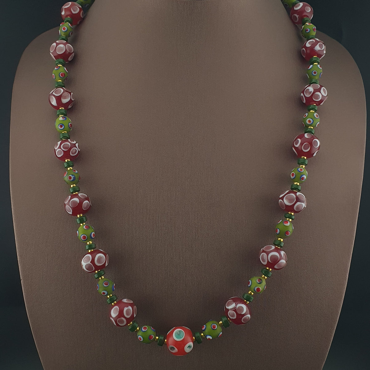 Collier de perles millefiori et « skunk » antiques de style vénitien
