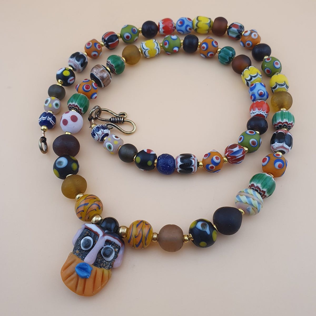 Collier pendentif ancien en perles de verre mélangées de style vénitien avec visage