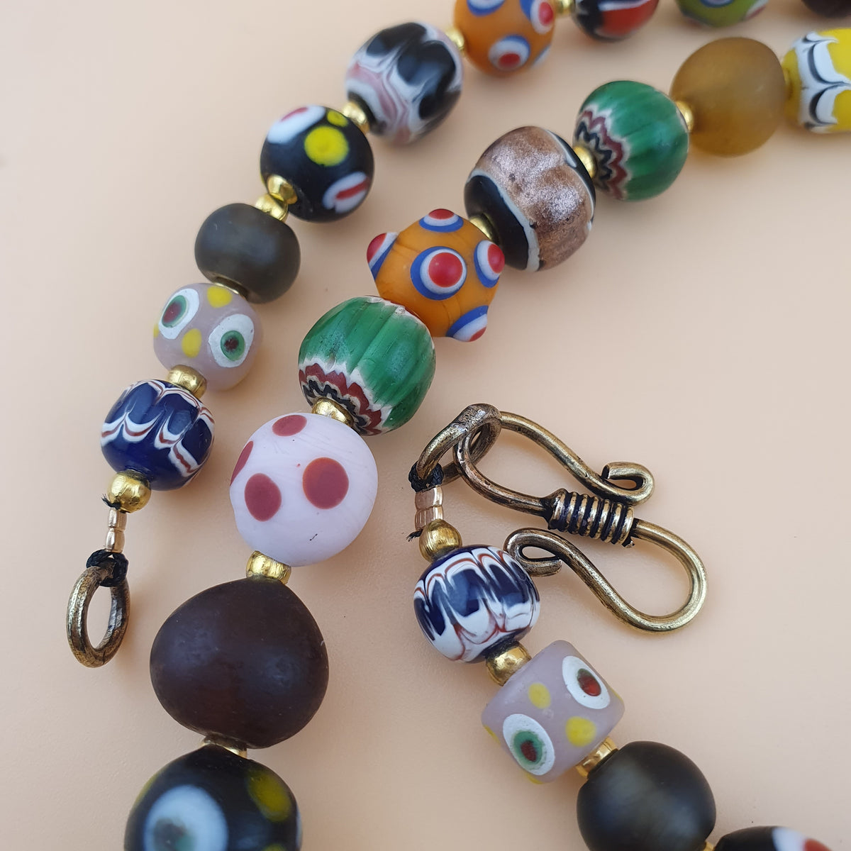 Collier pendentif ancien en perles de verre mélangées de style vénitien avec visage