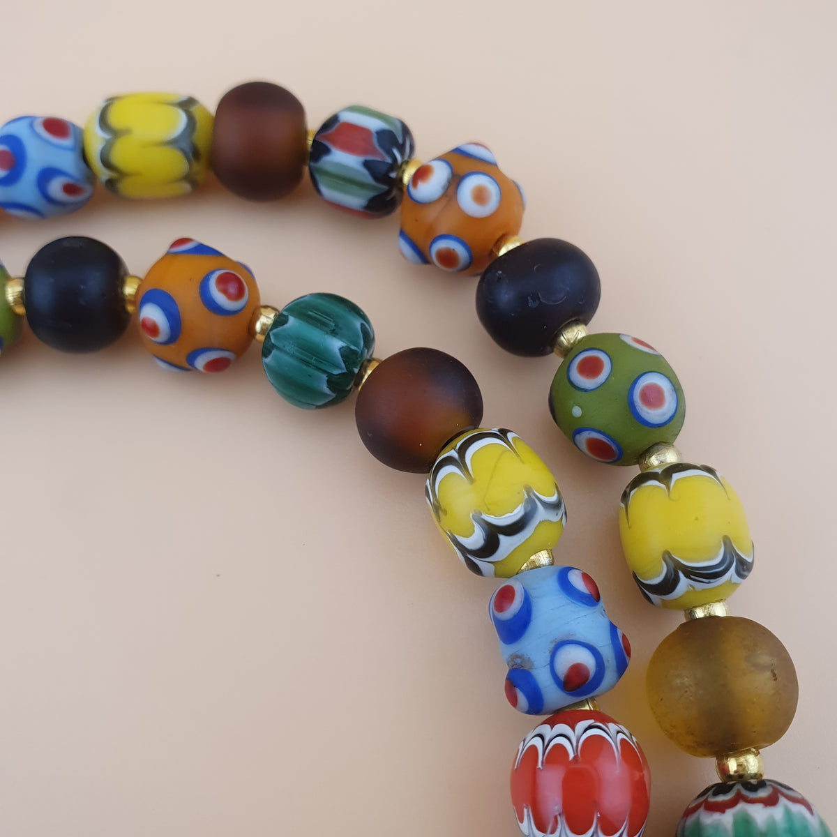 Collier pendentif ancien en perles de verre mélangées de style vénitien avec visage