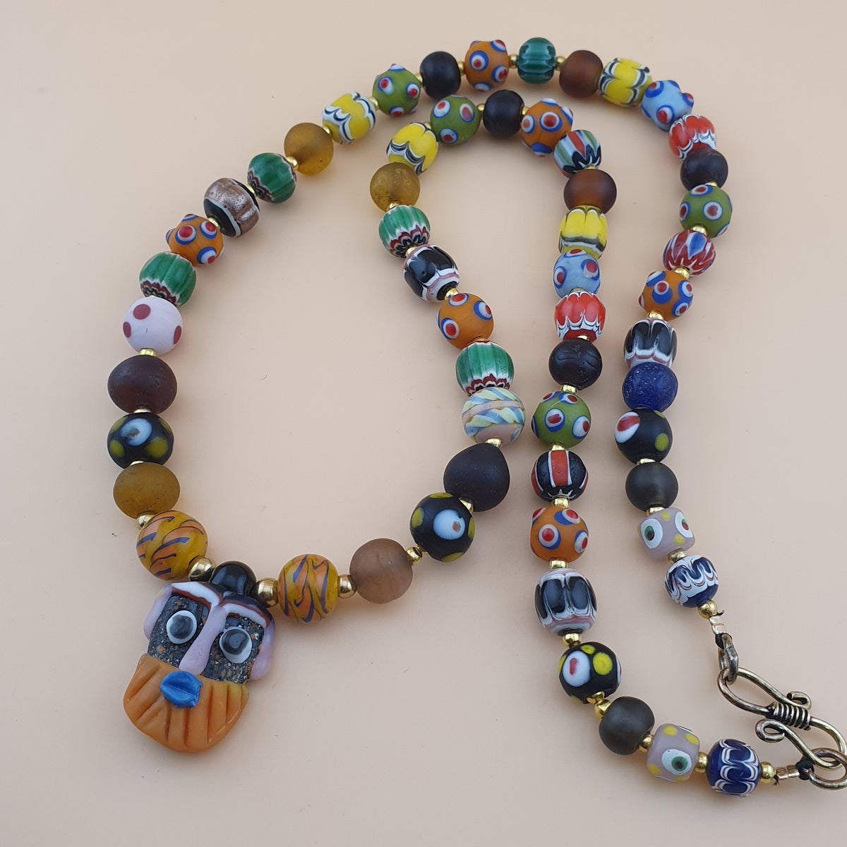 Collier pendentif ancien en perles de verre mélangées de style vénitien avec visage