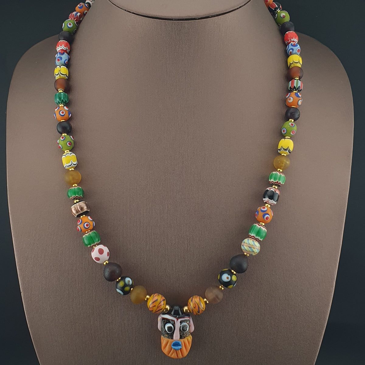 Collier pendentif ancien en perles de verre mélangées de style vénitien avec visage