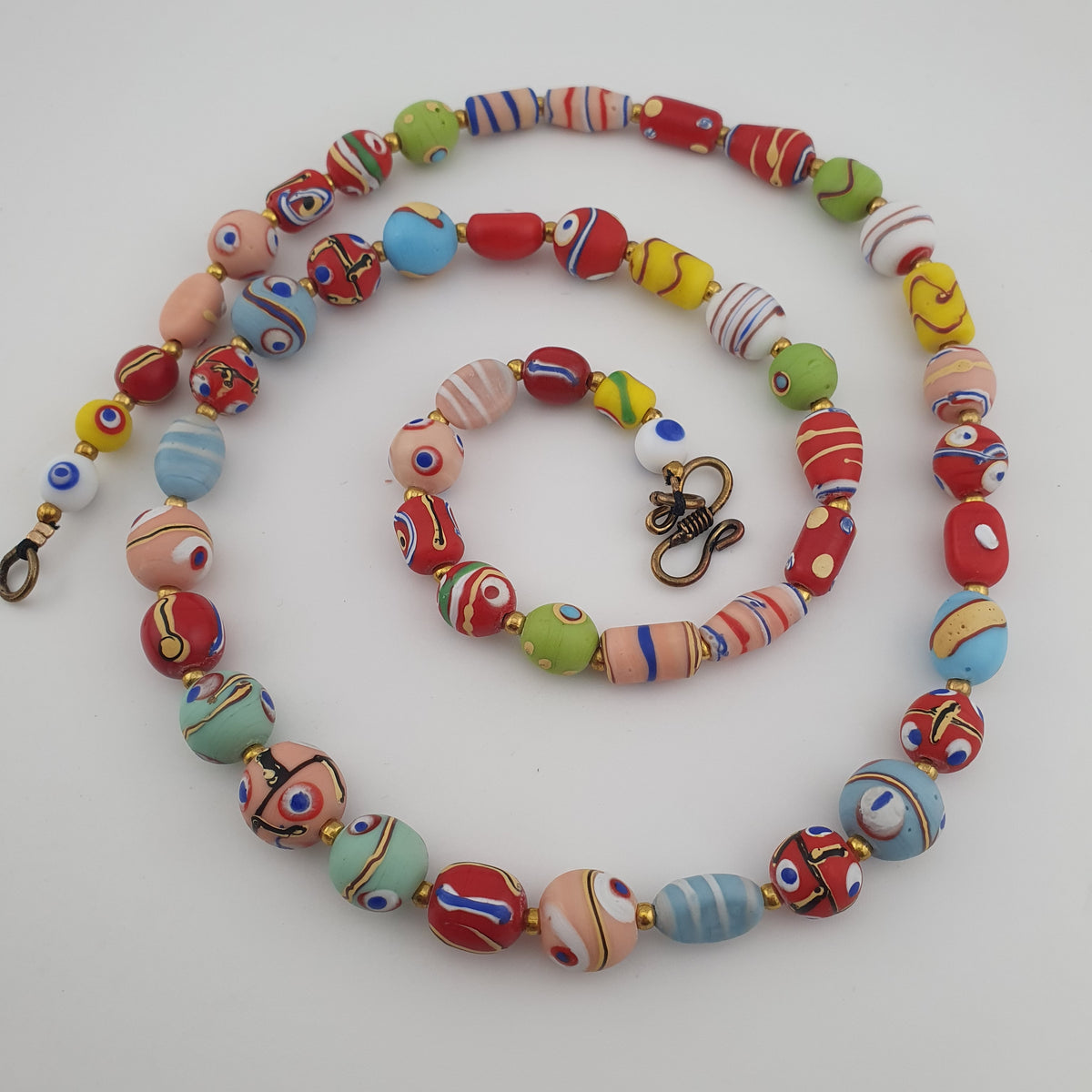Collier de perles de verre antiques multicolores style vénitien