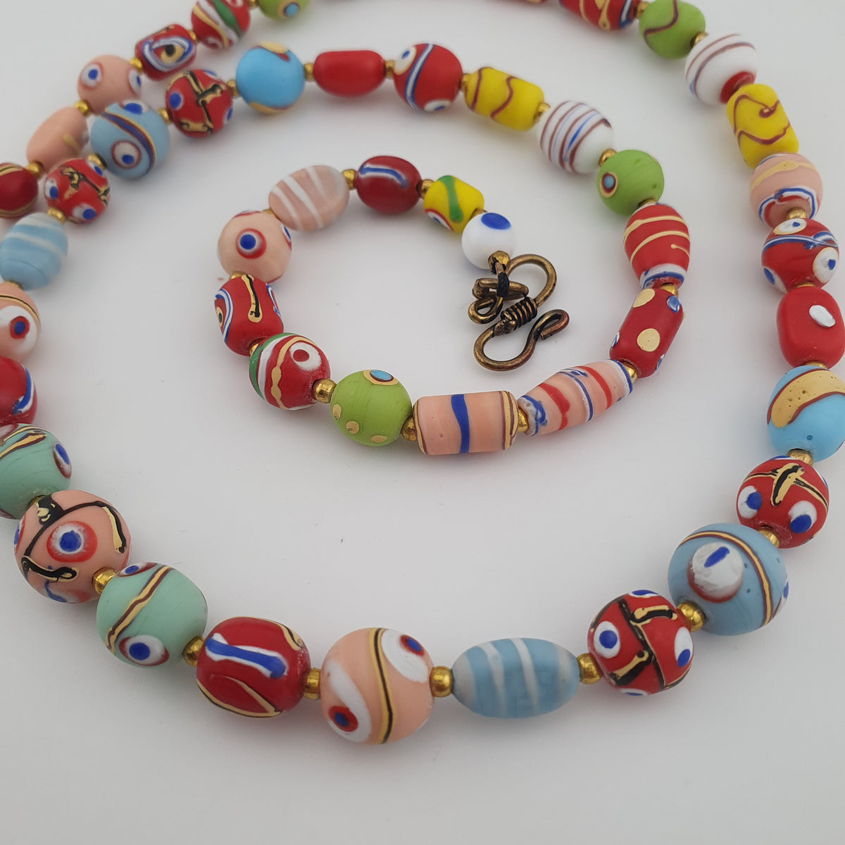 Collier de perles de verre antiques multicolores style vénitien