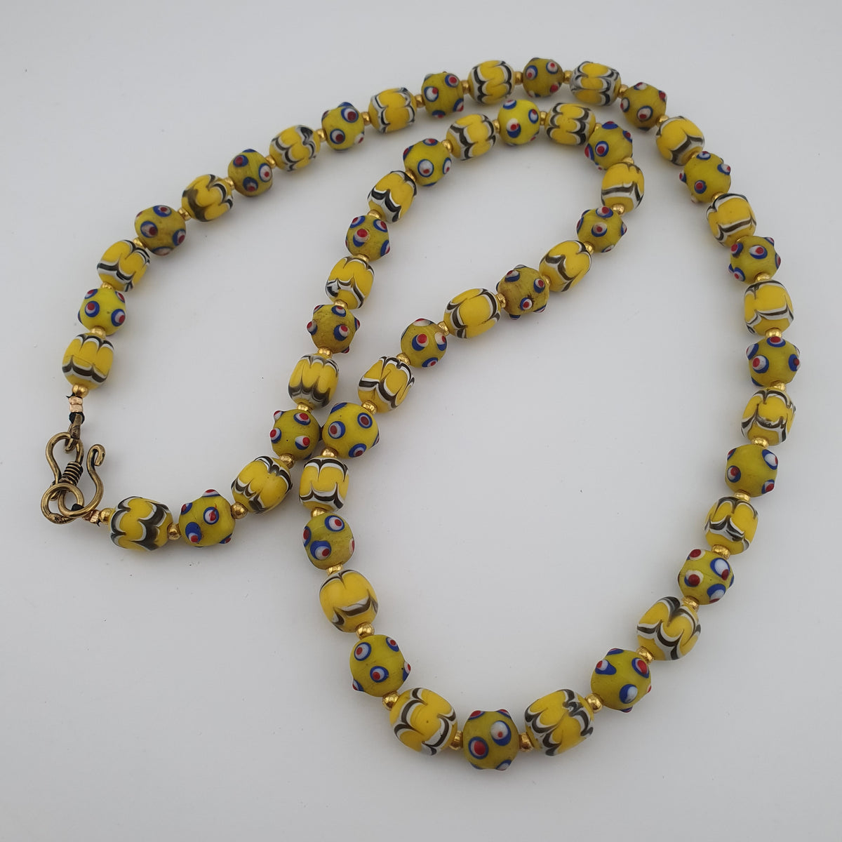 Collier de perles de verre antiques de Venise, de style Skunk, de couleur jaune