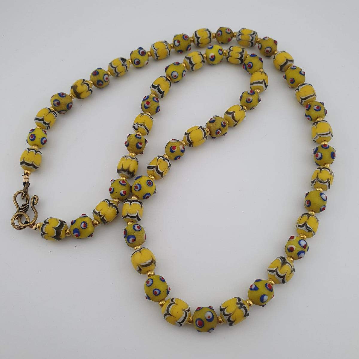 Collier de perles de verre antiques de Venise, de style Skunk, de couleur jaune