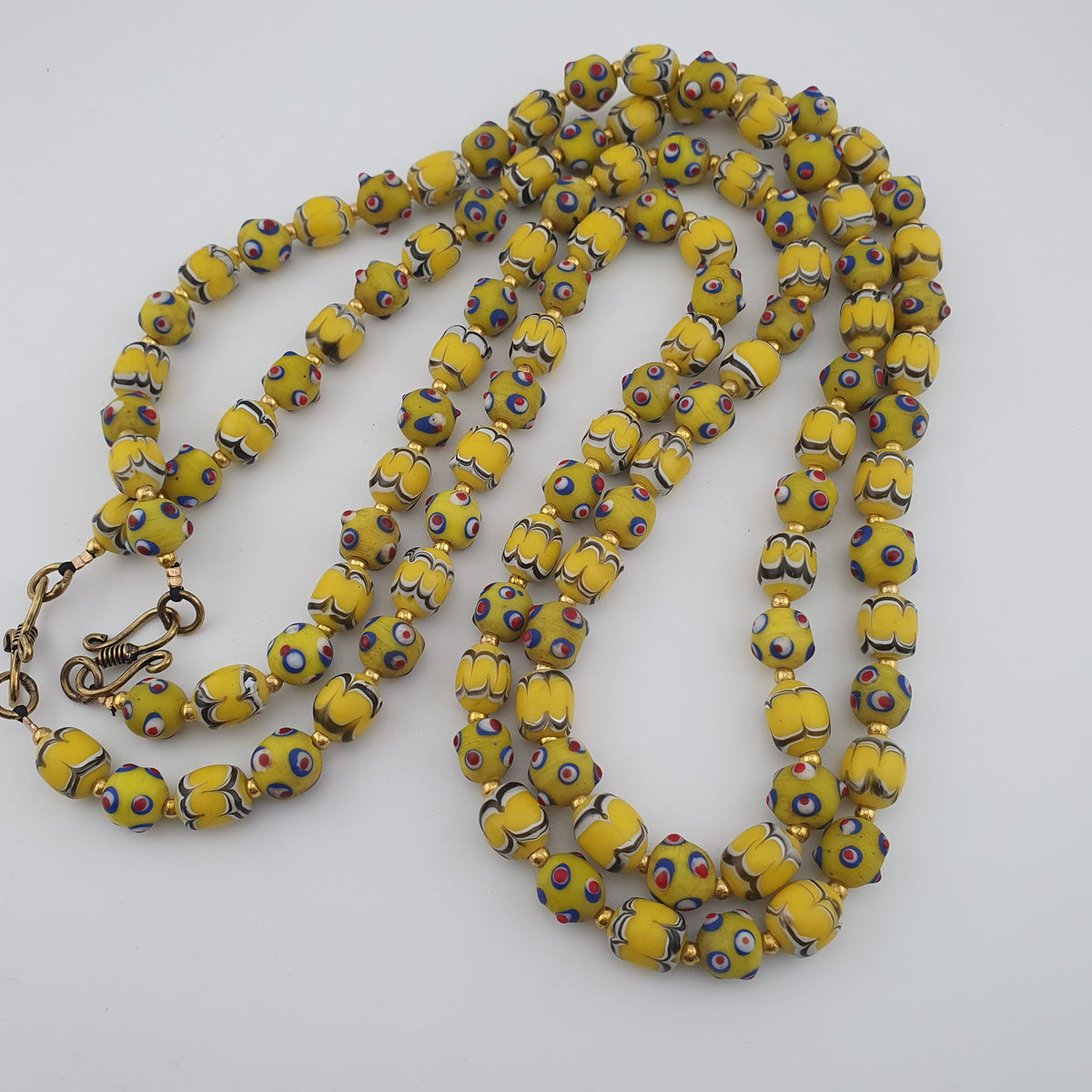 Collier de perles de verre antiques de Venise, de style Skunk, de couleur jaune