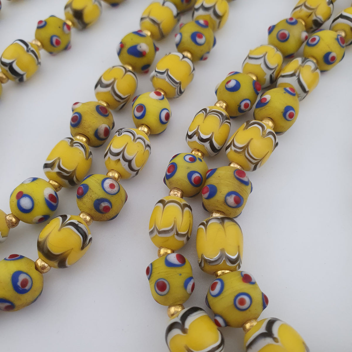 Collier de perles de verre antiques de Venise, de style Skunk, de couleur jaune