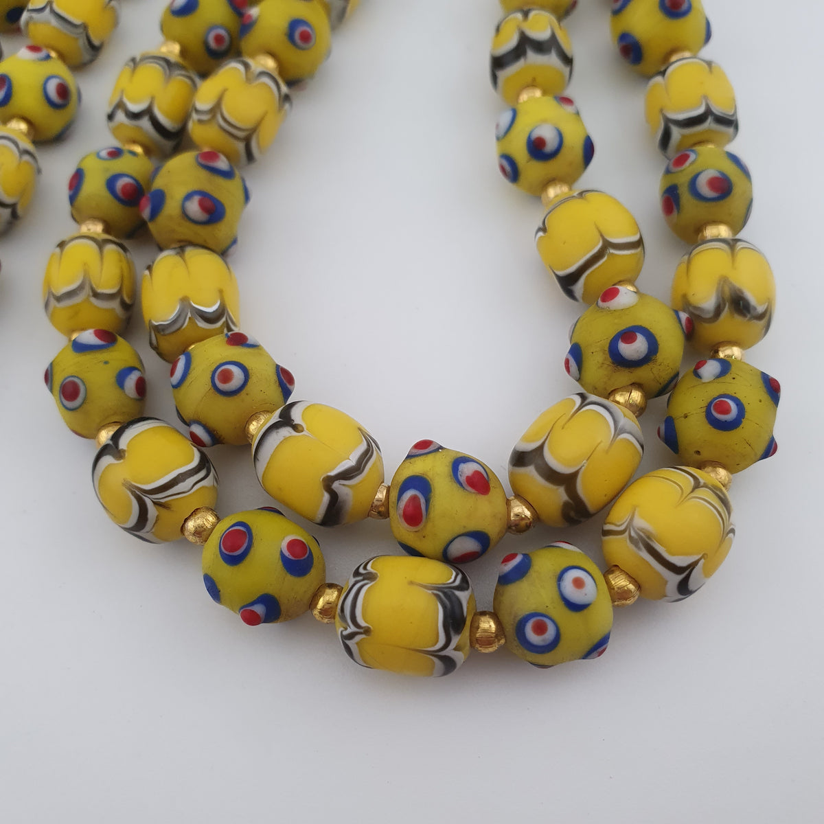 Collier de perles de verre antiques de Venise, de style Skunk, de couleur jaune