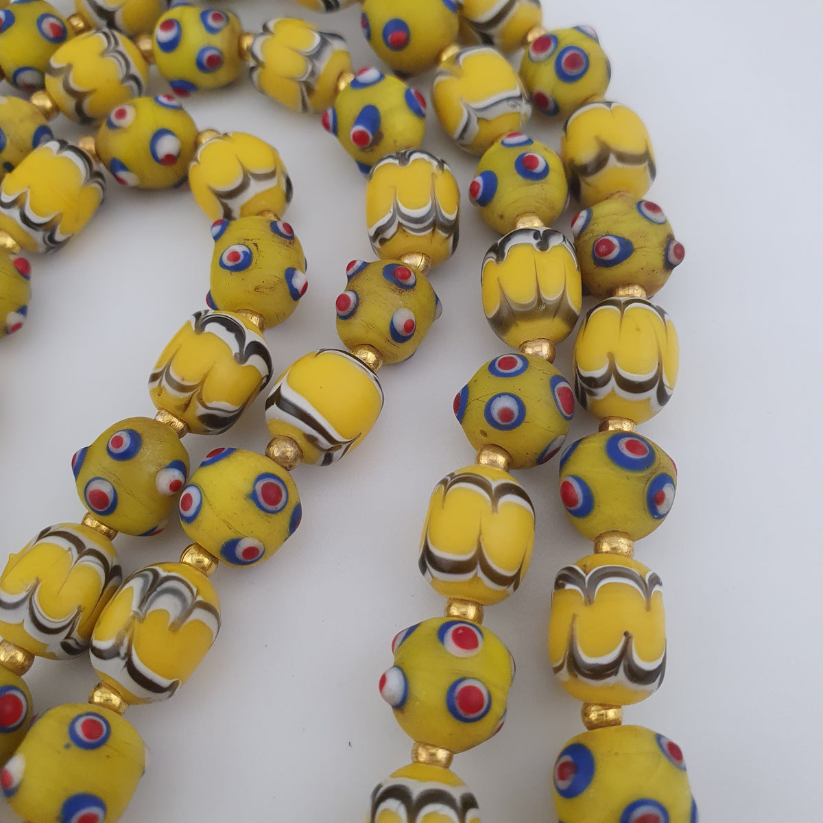 Collier de perles de verre antiques de Venise, de style Skunk, de couleur jaune