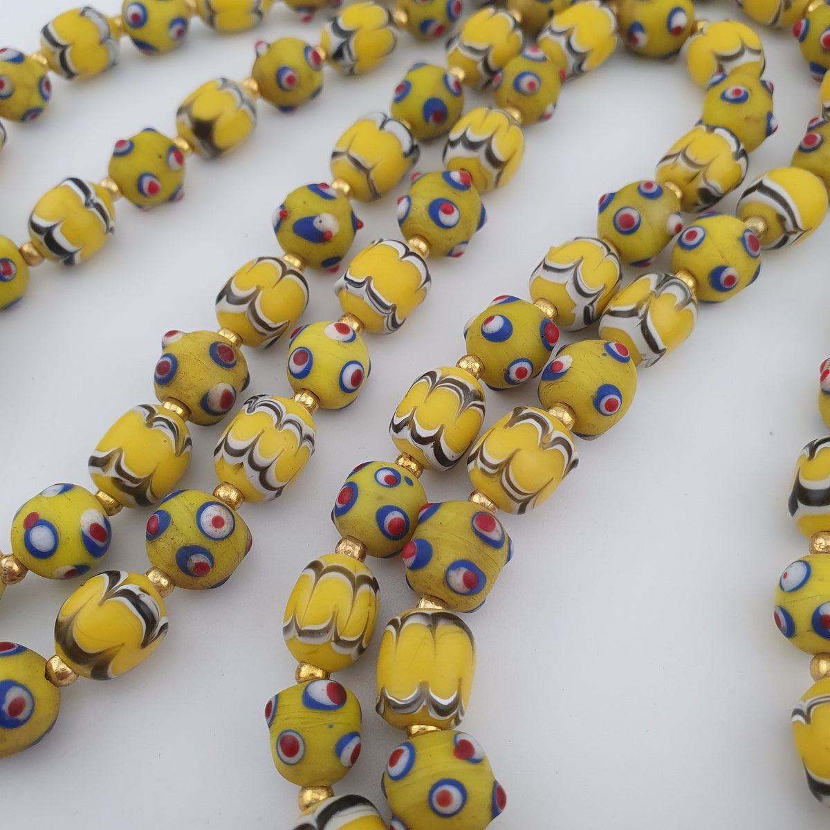 Collier de perles de verre antiques de Venise, de style Skunk, de couleur jaune